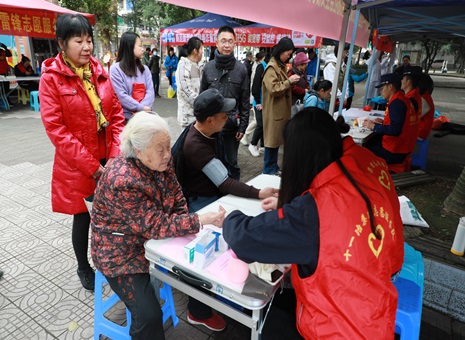 3月6日，集團團委在十一冶社區(qū)廣場開展學(xué)雷鋒志愿服務(wù)活動 (2).JPG